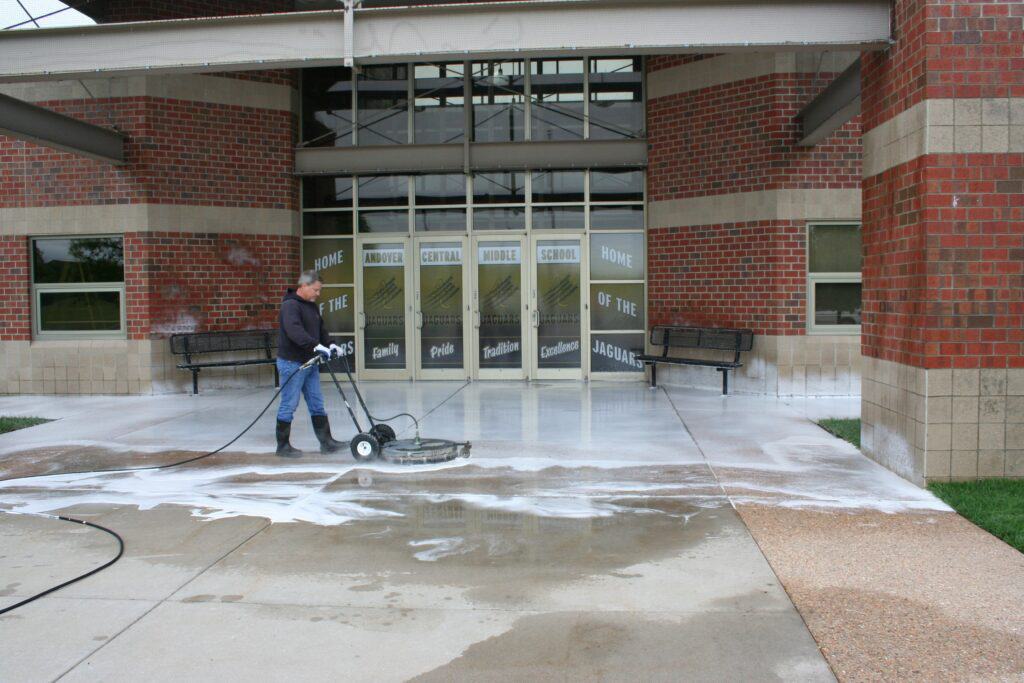 Benefits of Hiring a Professional Pressure Washing for Commercial property