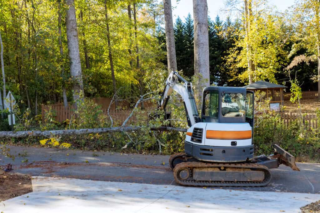 Experts with Slidell Tree Service clearing debris